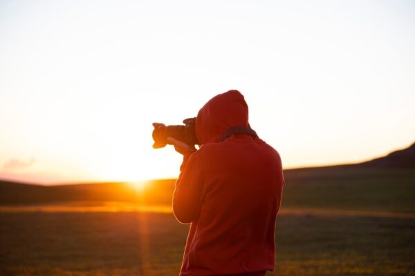 اضغط على الصورة لعرض أكبر. 

الإسم:	photographer-taking-landscape-photos-during-sunset-600x400.jpg 
مشاهدات:	16 
الحجم:	18.2 كيلوبايت 
الهوية:	173214