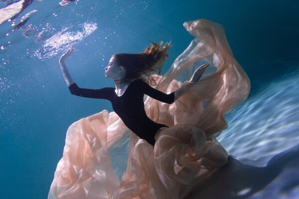 اضغط على الصورة لعرض أكبر. 

الإسم:	underwater-photo-of-a-girl-600x400.jpg 
مشاهدات:	16 
الحجم:	44.8 كيلوبايت 
الهوية:	173330