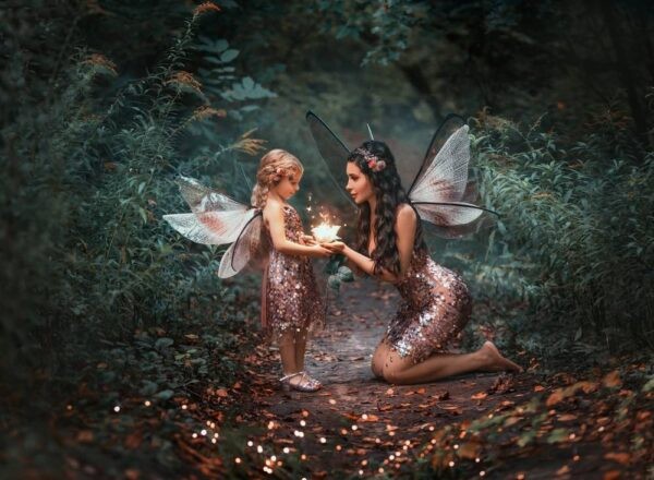 اضغط على الصورة لعرض أكبر. 

الإسم:	two-fairies-holding-glowing-flower-600x440.jpg 
مشاهدات:	12 
الحجم:	73.7 كيلوبايت 
الهوية:	173351